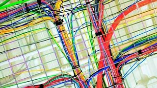 Die Verkabelung mit Kat-7-Kabeln ermöglicht im Vergleich zu Kat-6-Kabeln nicht nur eine höhere Bandbreite. Die Kabel können auch wieder sauber parallel und eng gepackt verlegt werden. Bild: Siemon (Archiv: Vogel Business Media)