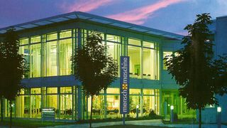 Vom oberbayerischen Wessling aus agiert Mensch und Maschine in aller Welt. (Mensch und Maschine)