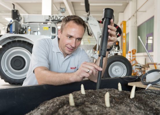 Arbeit am Spargelsensor: Bosch-Ingenieur Christian Lasarczyk bei der Arbeit mit einem Prototyp des Spargelsensors. (Bild: Bosch)