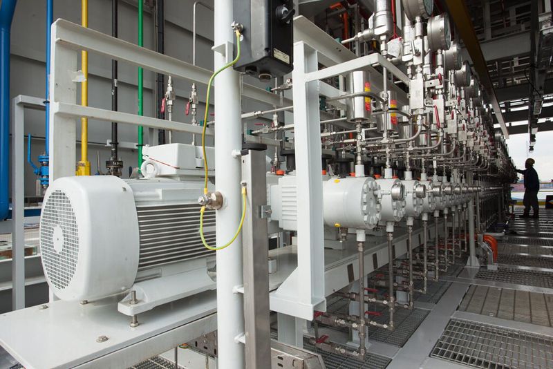 Das Modul umfasst drei Ebenen mit Pumpen und Tanks. (Bild: Lewa)
