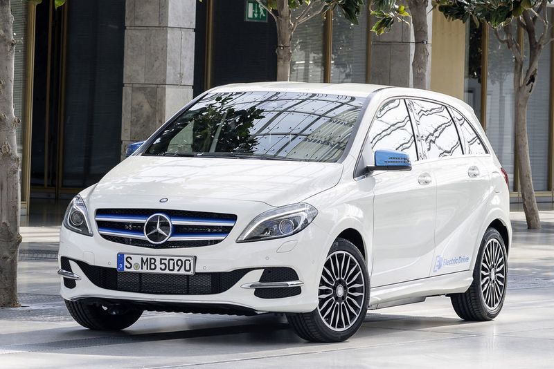 Die elektrische B-Klasse von Konkurrent Mercedes kommt nicht ganz so auffällig daher. (Daimler)