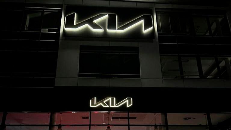 Auch im Dunkeln ist der neue Kia-Store auf der viel befahrenen Alsterkrugchaussee ein Hingucker. (Bild: Hugo Pfohe)