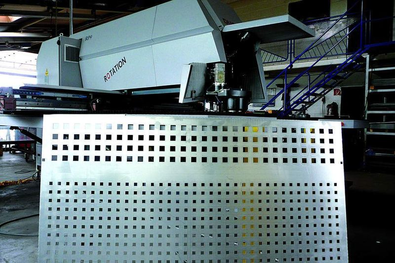Tafferner bearbeitet alle Bleche, die irgend welche Löcher oder Ausstanzungen haben müssen: „Damit konnten wir unsere Produktpalette wesentlich erweitern. Bilder: Kuhn (Archiv: Vogel Business Media)