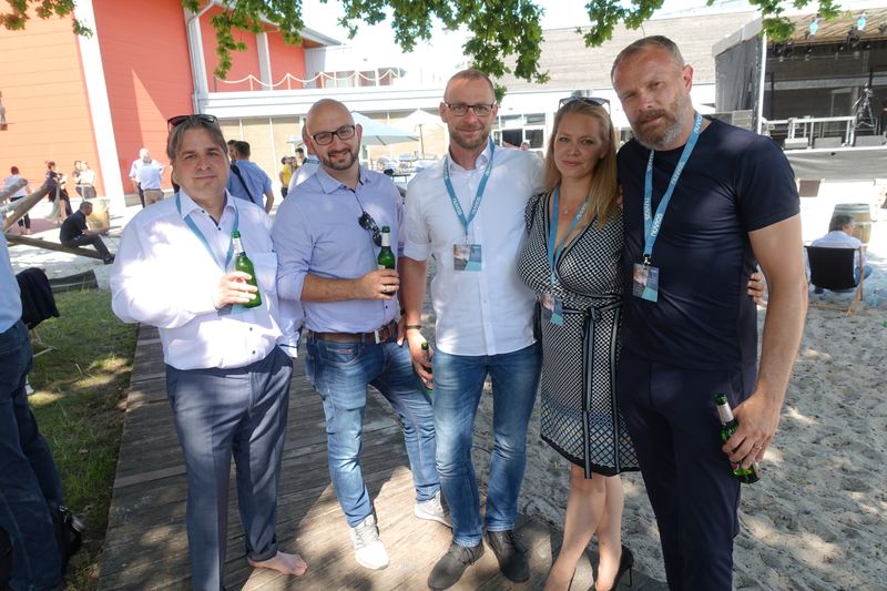 (v. l.) Dirk Kierstein und Philipp Theodorides (macmon secure), Sascha Kreft (Fortinet) mit Franziska Linster und Matthias Stuhlmacher (Nuvias). (Bild: IT-BUSINESS)