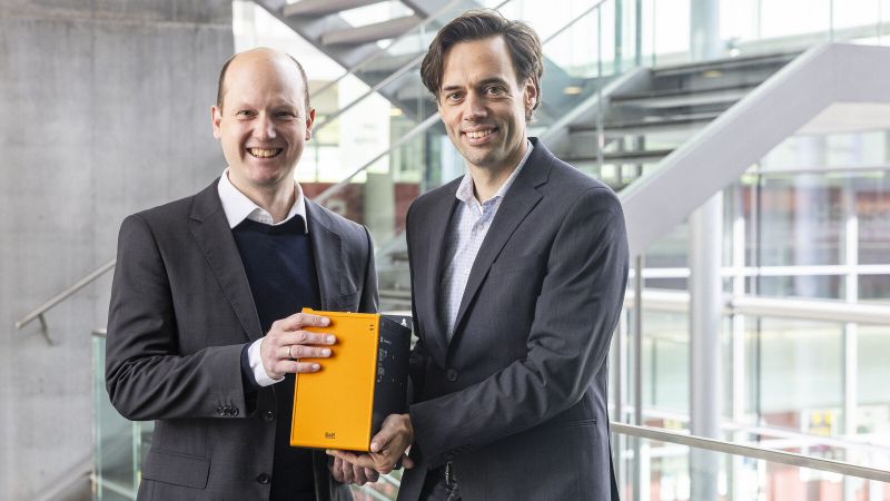 V.l.: Stefan Huber (Head of Research, FH Salzburg) und Martin Haidacher (Innovation Manager, B&R) gemeinsam mit B&R-Technik (Bild:  B&R)