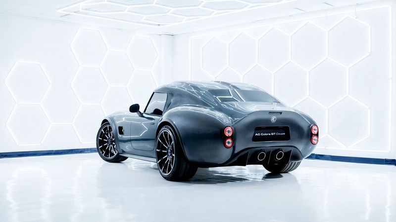 AC Cobra hat dem Coupé ein schickes Double-Bubble-Dach verpasst. (Bild: AC Cobra)