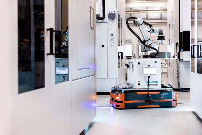 Auch Schaeffler ist auf der CES vertreten. Das Unternehmen zeigt unter anderem den mobilen Cobot Emma, der auch in dynamischen Produktionsumgebungen eingesetzt werden kann.  (Bild: Dominik Obertreis/Schaeffler)