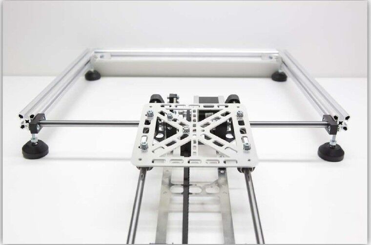 Der 3D-Drucker Velleman K8200 im Aufbau: X-Tisch und Rahmen werden montiert (Bild: Velleman nv)
