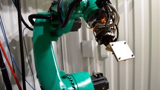 Blick auf den Roboter der WAAM-Anlage am Fraunhofer IAPT in Hamburg-Bergedorf, mit dem die Versuche zur Entwicklung des digitalen Assistenzsystems mit XR-Brille auf Basis des Maschinellen Lernens durchgeführt wurden. (Bild: IAPT)