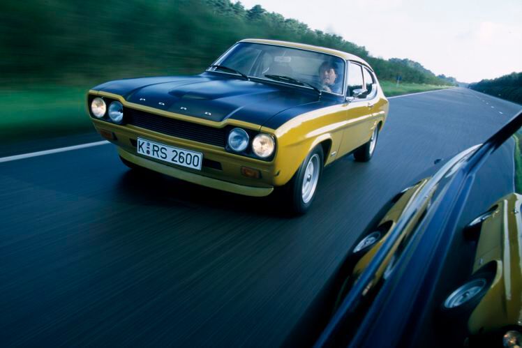 Typisch Siebziger: Die mattschwarzen Motorhauben waren ein Zeichen purer Sportlichkeit. Aus dem Rennsport entliehen, sollten sie Reflexionen von Sonnenstrahlen reduzieren, die den Fahrer womöglich blenden und vom rasanten Fahren hätten ablenken können. (Bild: Ford-Werke GmbH, Koeln)