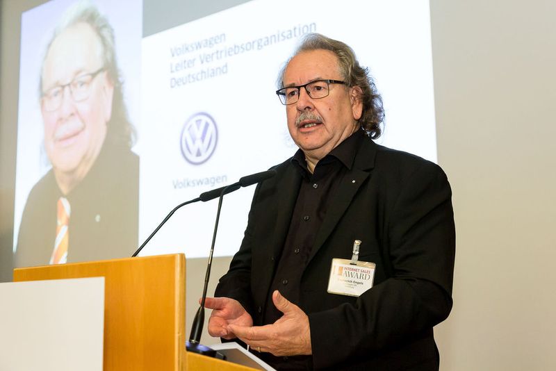 Emmerich Engels, Leiter der Vertriebsorganisation Deutschland bei Volkswagen, gratulierte dem Bierschneider-Team und den vier Geschäftsführern des Autohauses Georg Bierschneider, Michael Fleischmann, Doris Fleischmann und Bernhard Öttl.  (Stefan Bausewein)