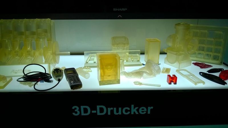 Keyence stellte hochaufgelöste 3D-Druck-Teile aus hitzebeständigem Material (bis 100 °C) aus. (Bild: D.Quitter/konstruktionspraxis)