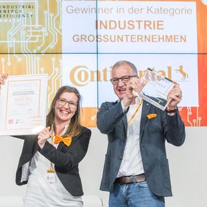 Freude über die Auszeichnung: Anne Ochsendorf und Stefan Füllgraf von Continental nahmen den Industrial Energy Efficiency Award für das Isoliersystem Conti Thermo Protect entgegen. 