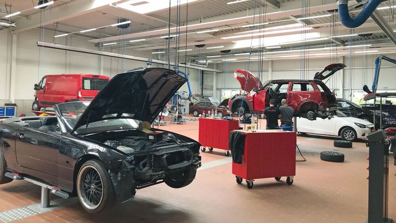 Ein Betrieb aus der Sicht der Mitarbeiter gebaut: Die Werkstatt ist klimatisiert, die Arbeitsplätze sind modern beleuchtet, ergonomisch und großzügig ausgelegt.(Bild:  Schweitzer/»kfz-betrieb«)