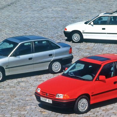 Der Opel Astra F wurde im September 1991 erstmals vorgestellt und war zunächst als drei- bzw. fünftürige Schräghecklimousine erhältlich, während der fünftürige Caravan im Oktober 1991 folgte. Im Mai 1992 gelangte die klassische Stufenhecklimousine zu den Händlern. Das Cabriolet, das wie der offene Kadett E bei Bertone entworfen wurde, komplettierte im August 1993 das Programm.  (Bild: Opel GmbH)