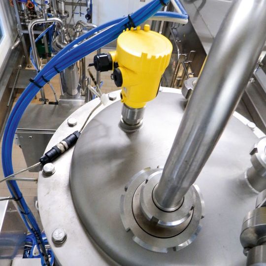 Bei La Fageda kontrollieren Vega-Sensoren den Füllstand, damit die Abfüllung des Joghurts reibungslos abläuft.(Bild:  Vega)