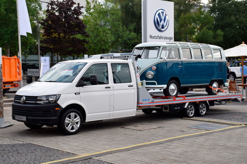 Der Volkswagen-Transporter der neuesten Generation (T6) nimmt Transporter der ersten Generation (T1) huckepack. (Stefan Dietz / »kfz-betrieb«)