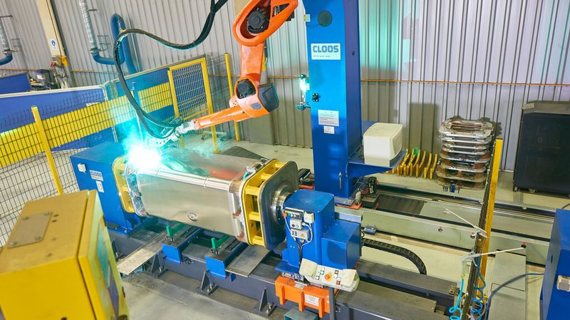 Die Überkopf-Position des Roboters ermöglicht eine optimale Werkstück-Zugänglichkeit. (Bild: Cloos)