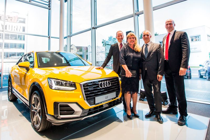 Auch die Berolina-Leitung ließ sich mit dem neuesten Audi im neuen Terminal gerne fotografieren: (v. li.) André Garrels (Geschäftsführer Berolina), Autohaus-Inhalberin Renate Wertz, Oliver Bartholomäy (Gesamtvertriebsleiter Audi Region Ost) und Anto Ljubas (Geschäftsführer Berolina). (Bild: Autohaus Berolina)