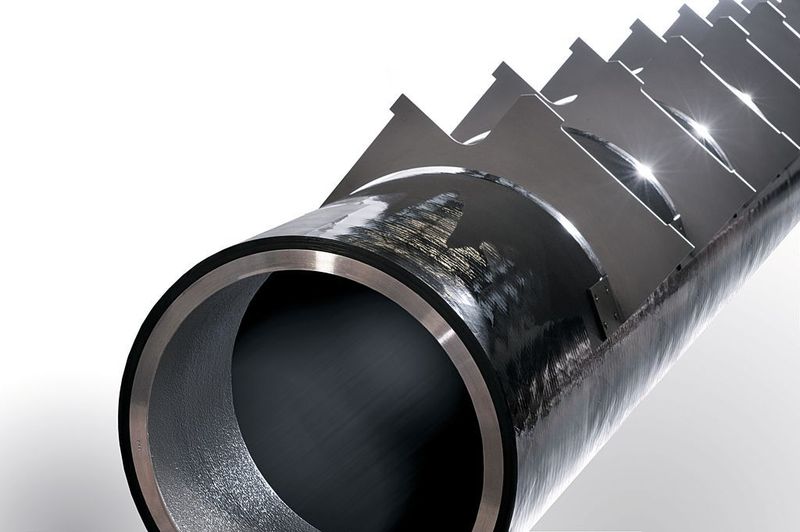 Bild 4: Tragbalken für eine hochgenaue, dynamische Dosieraufgabe in der Papierindustrie. Die definierte Wärmedehnung nahe null ermöglicht den Verzicht auf eine Messung der Bauteilverformung mit gekoppelter hydraulischer Korrekturvorrichtung, wie es für die vorher eingesetzte Stahlversion notwendig war.  (Bild: Xperion)