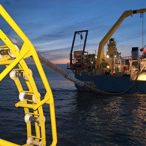 Von einem Transportschiff wird Seekabel auf das Verlegeschiff Installer umgespult.