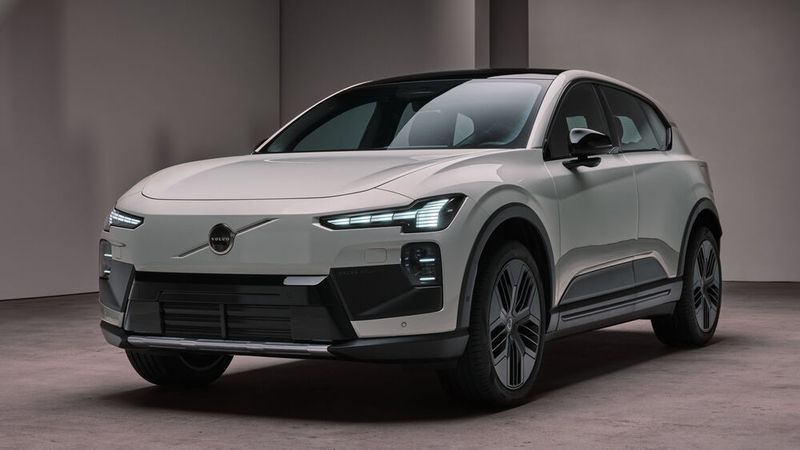 An der Front findet sich ein Unterfahrschutz aus gebürstetem Aluminium. (Bild: Volvo)