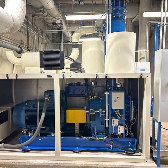 Kleine Turbokompressoren tragen zunehmend zur Effizienzsteigerung für die Abwasserbelüftung in Klärwerken bei.(Bild:  Continental Industrie)