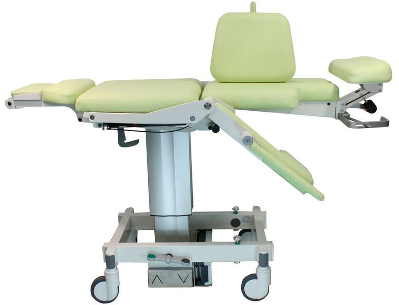 Der Akrus-Patientenstuhl für den Transport und die Lagerung von Patientinnen für Mammographie-Untersuchungen und stereotaktische Eingriffe ruht auf einer RK Powerlift M. (Bild: RK Rose+Krieger)