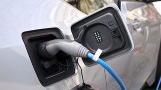 Seit Einführung der Kaufprämie wurden bis Ende Januar 2017 lediglich 10.835 Anträge gestellt, teilte das Bundesamt für Wirtschaft und Ausfuhrkontrolle am Mittwoch mit. 6.117 Anträge entfielen auf Elektrofahrzeuge, 4.716 auf Plug-In-Hybride und zwei weitere auf Brennstoffzellenfahrzeuge. (Bild: Karlis Dambrans, Wikimedia Commons)