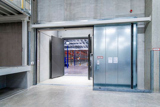 Der Betäubungsmittellogistiker Med-X-Press hat jetzt sein neues Lager in Betrieb genommen. Empfindliche Waren werden darin wohl temperiert aufbewahrt. Auch ist das Lager sicher vor unerwünschtem Zugriff.(Bild:  Med-X-Press)