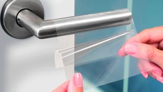 Häufig berührte Flächen wie Türklinken lassen sich jetzt mit einer dauerhaft antimikrobiell wirkenden Schutzfolie von Avery Zweckform überziehen. (Avery Zweckform)