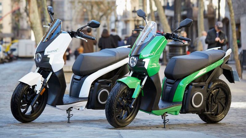 Bislang gab es die spanischen E-Scooter S01 in Deutschland offiziell nur als „Seat Mo“. Der Importeur Astara bietet nun den „S01“ sowie den „S02“ offiziell unter der Marke Silence an. (Bild: Astara)