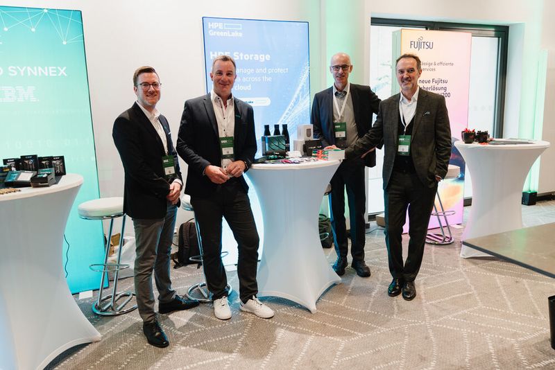 Auch die Crew von HPE war stark vertreten. Sprecher Joachim Berger (r.) beantwortete in seinem Vortrag, wie sich die hybride IT von morgen gestalten lässt. (Bild: Vogel IT-Akademie)