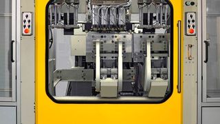 Damit extrusionsblasfähiges PET (EPET-IV) samt Entbutzungsprozess und integrierter, gerichteter Teileübergabe besonders wirtschaftlich zu ansprechenden Flaschen verarbeitet werden kann, bietet Bekum die Hyblow 407 D mit patentierter C-Rahmen-Schließeinheit an. (Bekum)