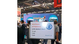 Es wird laut: Dreimal täglich führt der Druckentlastungsexperte Rembe am Stand einen Bersttest durch. (PROCESS/Wühr)