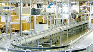 Dem Packbereich wird über oben liegende Fördertechnik und anschließendem Senkrechtförderer die kommissionierte Ware zugeführt.Bild: Förster & Krause (Archiv: Vogel Business Media)