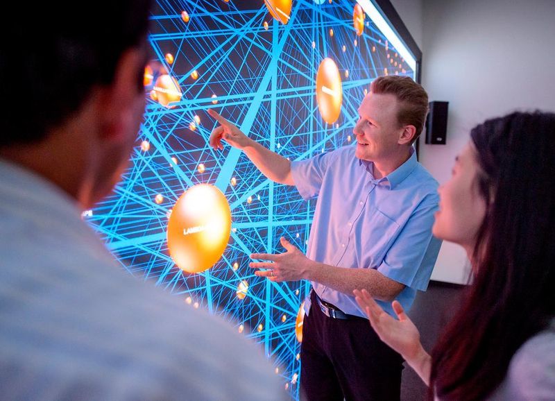 Die Zentrale Forschung und Vorausentwicklung von Bosch arbeitet unter anderem an Verfahren, um aus großen Datenmengen neue und nützliche Informationen zu ziehen. Dafür sind Experten nötig, die sich sowohl auf Software und Algorithmen als auch auf die Produkte und
deren Herstellung verstehen. Bei alledem helfen den Experten leistungsfähige Rechner und neue visuelle Darstellungen. (Bosch)
