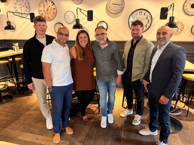 Mit den richtigen Distris an der Seite fliegt die Zeit: (v. l.) Tim Lassen (Comline), Kiri Kiutsukis (api), Aline Gauthier und Jörg Kartschewski (Samsung), Andreas Bajohr (BAB) und Imad Kurdi (Kosatec) (Bild: Vogell IT-Medien)