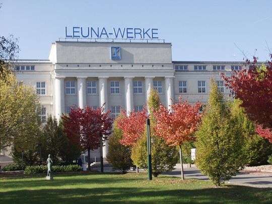 Ruf nach Entlasungen! In der Chemie- und Pharmalandschaft im Osten Deuschlands ist die Stimmung nicht gerade gut. Eine aktuelle VCI-Befragung der Branchen malt ein eher düsteres Bild mit nur wenigen hellen Bereichen, das auch die Leuna-Werke beinhaltet.(Bild:  Infraleuna GmbH)
