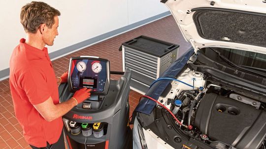 Die „Deep Recovery Funktion“ gewinnt bei Bosch- und Robinair-Klimageräten das Kältemittel bis zu 99 Prozent statt wie bisher bis zu 95 Prozent zurück.(Bild:  Bosch)