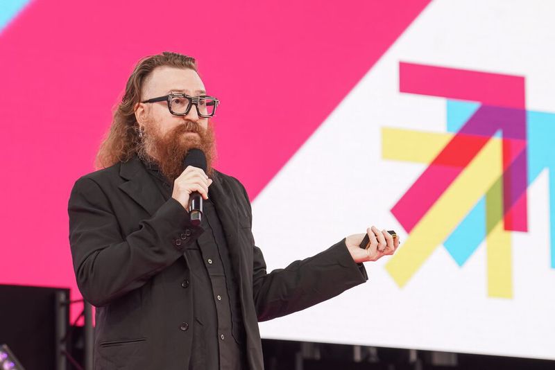 Harper Reed, Hacker und Entrepreneur, sprach in seiner Keynote über „Digital leadership in a volatile world“ (© Deutsche Telekom)