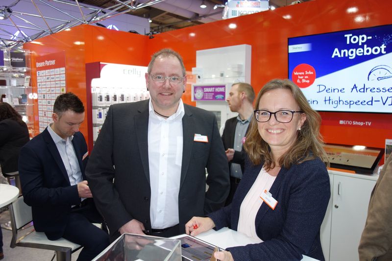 Ingo Schütte und Katrin Bulla, ENO, checken online nochmal ihre Top-Angebote. (Bild: IT-BUSINESS)