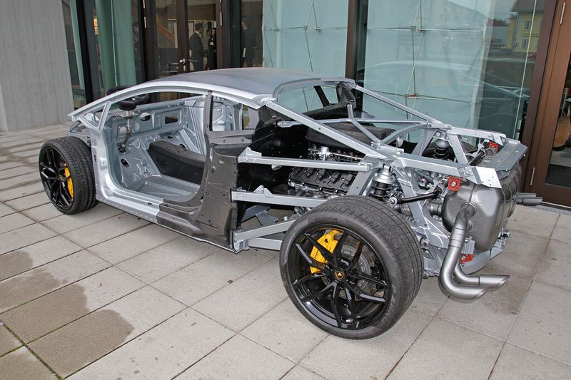 Ingolstadt trifft Bologna		 Im Lamborghini Huracàn sind das Aluminium-Know-how von Audi und die CFK-Expertise aus Italien miteinander kombiniert worden, um eine stilechte, leichte Hybridstruktur auf die Räder zu stellen. (Bild: Königsreuther)