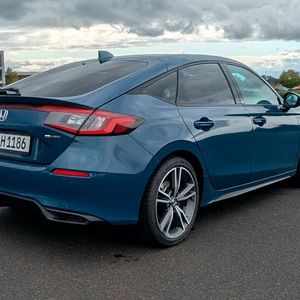 Unverändert geblieben ist hingegen das gelungene Design des flachen, coupéhaften Hecks.(Bild:  Mauritz – VCG)