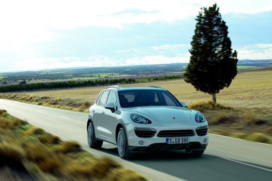 Der edle Porsche Cayenne passt besser auf befestigte Straßen. (Archiv: Vogel Business Media)