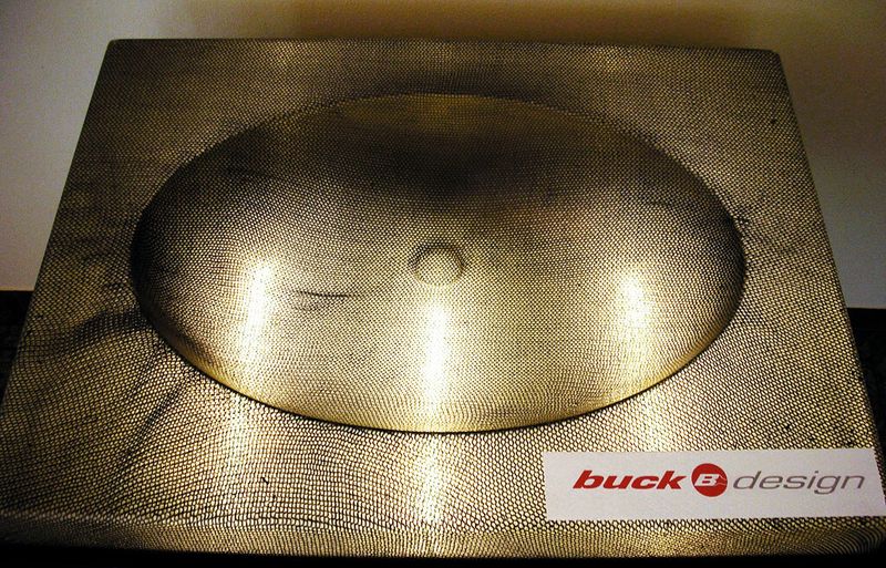 Abhängig vom Lichteinfall wechselt die Optik des Waschbeckens, das aus GFK-Grundmaterial und Carbonfasergestrick – in der Oberfläche – hergestellt wurde. (Bild: Buck)