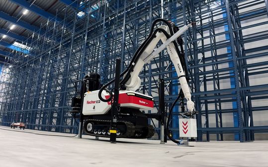 Der vor allem als Verbindungstechnikexperte bekannte Konzern Fischer stellt die Zeiger auf Wachstum. Gleichzeitig will man aber weniger investieren. Zu den Treibern der Geschäfte zählt etwa das Bauwesen, das immer stärker nach Systemen wie den Baubot hier fragt ...(Bild:  Fischer)