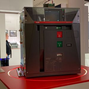Der neue Sace Emax 3 von ABB: offener Leistungsschalter der höchsten Entwicklungsstufe.(Bild:  Stefanie Michel)