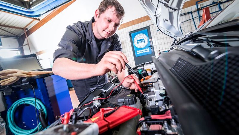 Das Kraftfahrzeuggewerbe bietet jungen Menschen spannende und zukunftssichere  Berufsmöglichkeiten. Der Schwerpunkt Hochvolttechnik wird in Hinblick auf die steigende E-Mobilität dabei immer wichtiger.