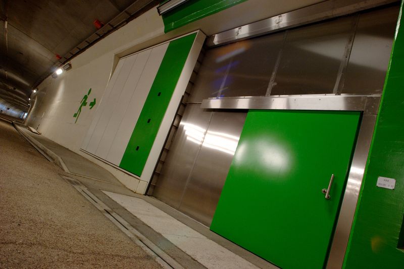 Die Schiebetore im Kirchwaldtunnel müssen – zum Beispiel bei einem Tunnelbrand – die Verbindungs-Röhren abdichten. (Archiv: Vogel Business Media)